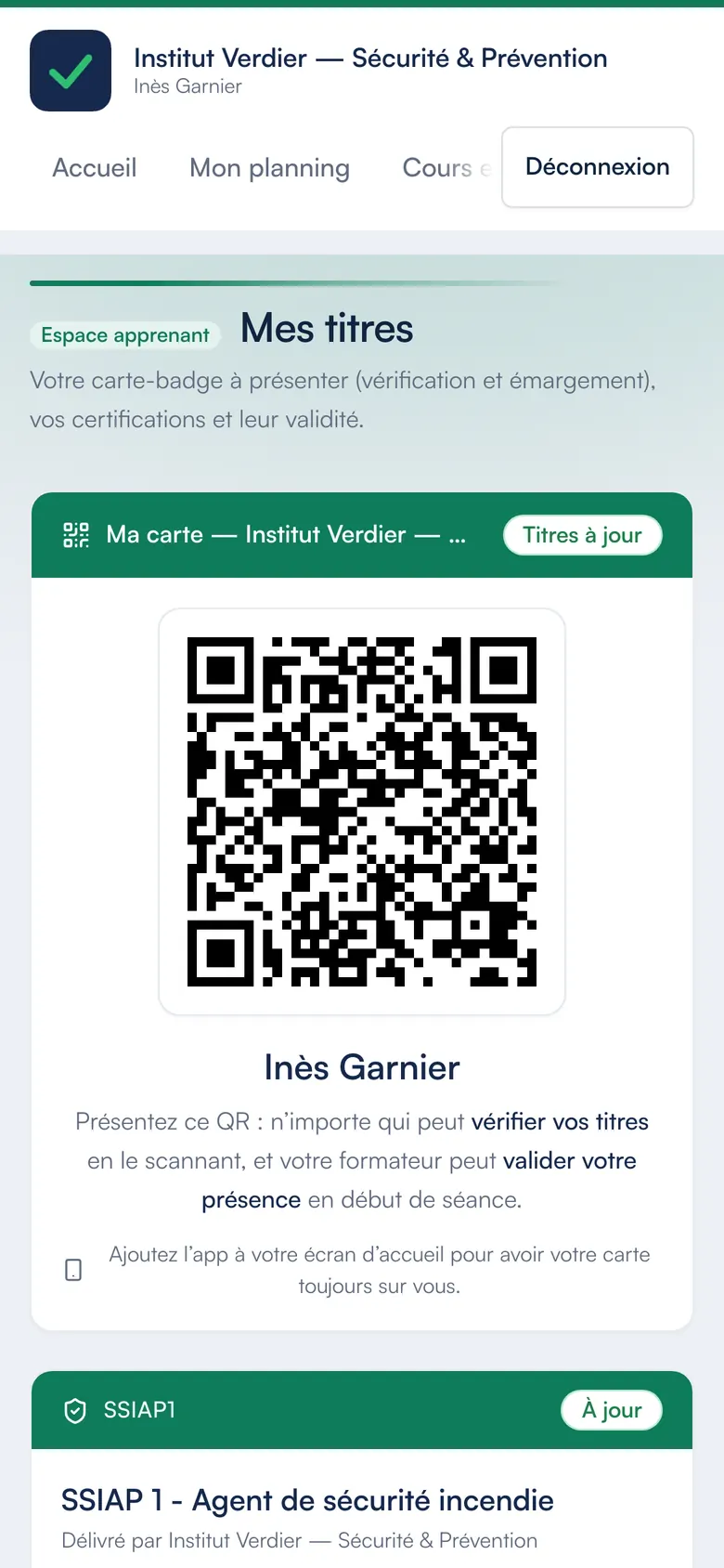 L’espace stagiaire de Certelio sur un téléphone : sa carte-badge avec son QR code, « Titres à jour ».